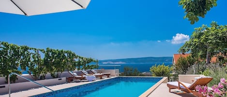  Private 30msq heated pool, 8 lounge chairs in natural shadow, 90m from the sea 
