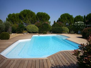 la piscine de 12 x 6 m et sa plage de 130 m2 en bois exotique