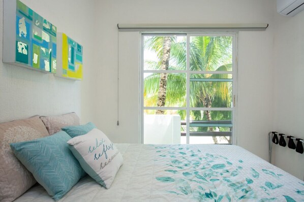 Recamara con balcon, vista a la piscina.
Bedroom with balcony, view of the pool.