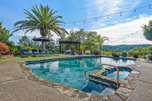 Pool & Lounge Area