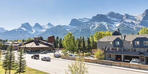 Three Sisters, Miner's Peak, Ha Ling ... more mountain vistas than you can count