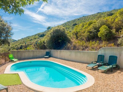 Casa rural tranquila y confortable con hermosas vistas de los viñedos y la piscina.