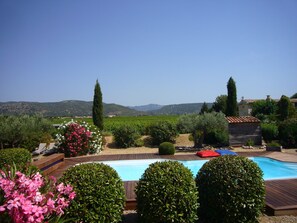 piscine avec vue imprenable sur vignes et montagnes