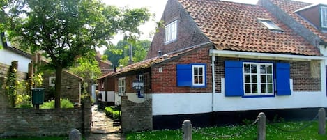 A beautiful 1600s workers cottage in the very heart of Westenschouwen