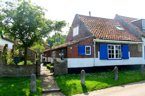 A beautiful 1600s workers cottage in the very heart of Westenschouwen