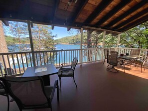 Expansive patio overlooking Lake Shasta! 