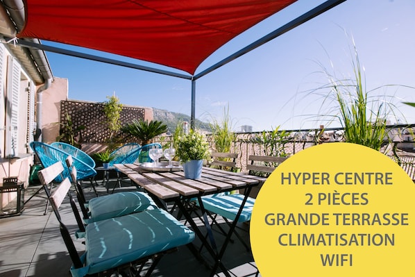 2 pièces avec grande terrasse en hyper centre ville avec climatisation et Wifi