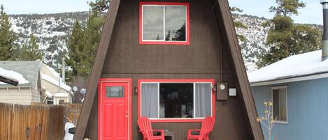 Snow covered Big Bear Cool Cabins, Bills Big Bear Bunkhouse front