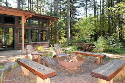Waterfront Mtn Retreat, BBQ, Outdoor Fire Pit, Ping Pong, Hot tub!