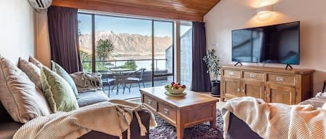 The spacious lounge has stunning views across Lake Wakatipu and towards the Remarkable mountains. Large sofas, throws and 55 inch Samsung Smart UHDMI TV ensure those occasions at spent at home are magical.