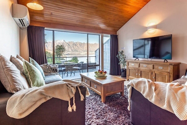 The spacious lounge has stunning views across Lake Wakatipu and towards the Remarkable mountains. Large sofas, throws and 55 inch Samsung Smart UHDMI TV ensure those occasions at spent at home are magical.