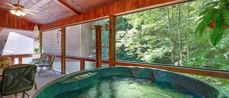 Awesome Retreat- Screened in deck seating with a hot tub