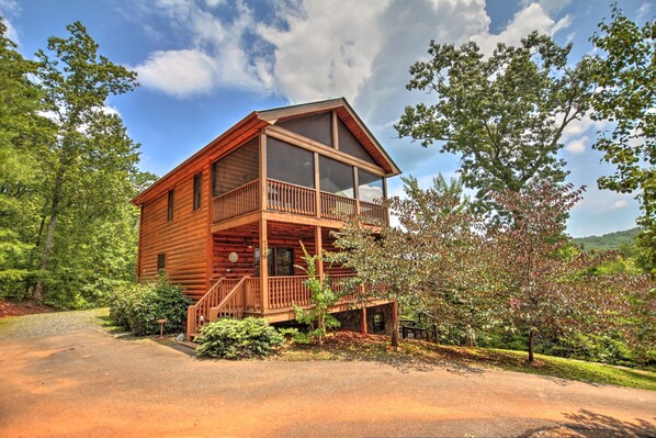 Bearing Haus- Drive way view of the cabin