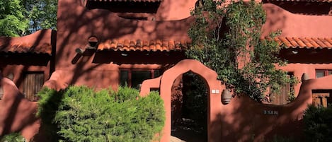 Beautiful adobe condo close to the Plaza.  An artist's touch on architecture
