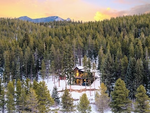 Escape to the Rocky Mountains! Modern cabin nestled amidst stunning scenery.