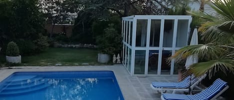 Vista parcial piscina y  jacuzzi