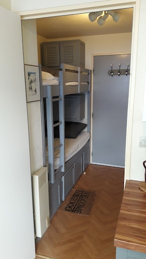 Couloir avec lits superposés