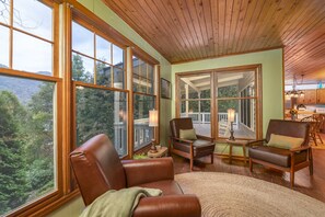 Keaton Cottage-Charming Home with Stunning Views,Great Location In Maggie Valley