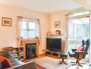 Wonderful sunny and bright living area | River Cottage - Milton, Drumnadrochit, near Inverness