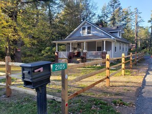 Cute Cottage awaits your Arrival!!