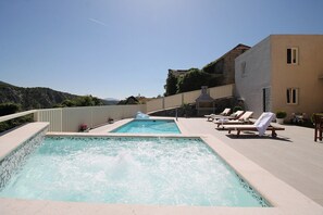 Enjoy the massage in the Pool