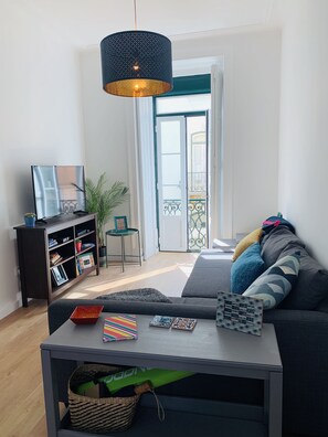 Living room with tons of light. 