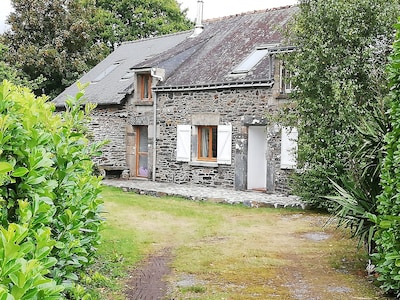 Open plan Breton cottage - nr Lac du Guerledan