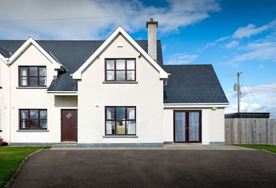 Holiday Home Close to Hook Lighthouse on Ireland's Ancient East. Ceol Na Mara Sleeps 11