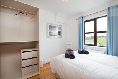 Holiday Home Close to Hook Lighthouse on Ireland's Ancient East. Ceol Na Mara Sleeps 11