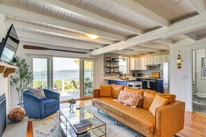 Living Room | TV | Fireplace | Free WiFi
