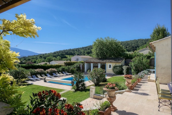 vue générale piscine et mont Ventoux