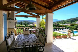 Terrasse couverte - 2 tables pour 12 pers.