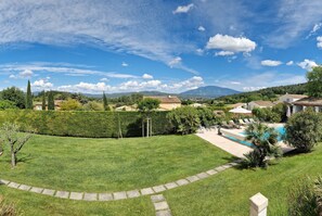 Vue 180 degrés panoramique depuis terrasse à ciel ouvert avec Mont Ventoux