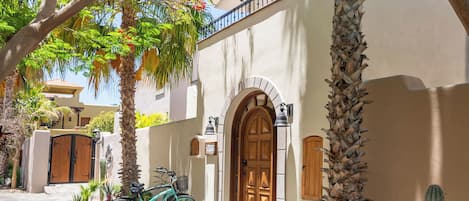 Casa de La Alegria, 3 bedrooms / 3 Bathrooms, plunge pool steps from the beach