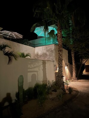 Casa de La Alegria At night