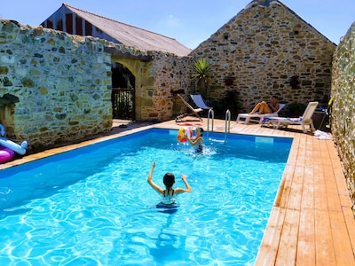 Coastal Farmhouse with heated pool and gardens 10 minutes from beaches