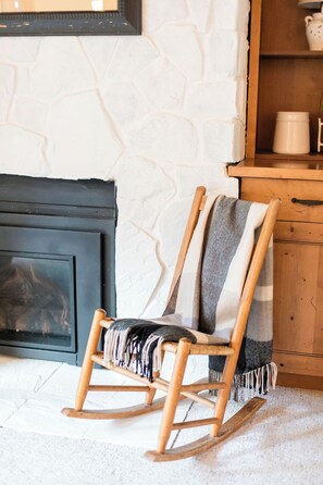 gas fireplace (greatroom)
