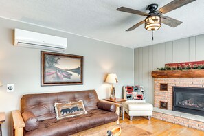 Living Room | Free WiFi | Gas Fireplace | Smart TV