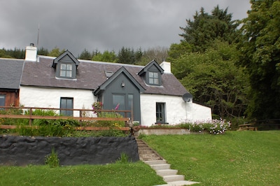 Traditionelles Croft-Haus mit Blick auf Loch Ness