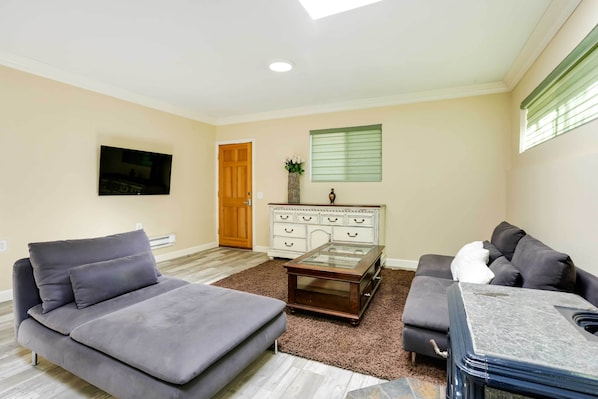 Castro Valley Vacation Rental | Studio | 1BA | 800 Sq Ft | Half Step to Access