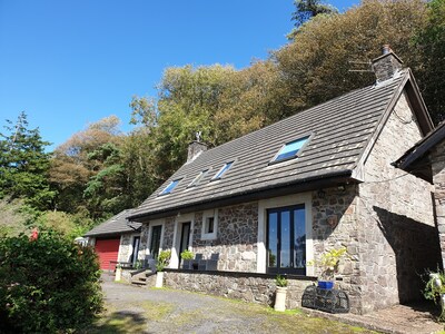 Charmantes Cottage mit 4 Schlafzimmern, herrlichem Meerblick und großem Grundstück.