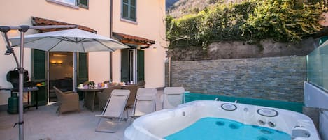 Jacuzzi extérieur près de la terrasse de la villa