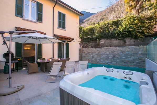 Outdoor jacuzzi by the villa terrace