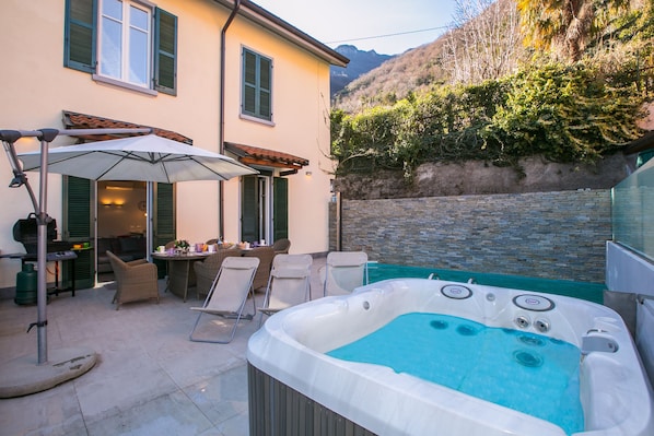 Outdoor jacuzzi by the villa terrace