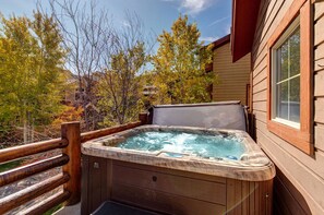Bear Hollow Lodges 5474: PRIVATE Outdoor Hot Tub: "Relaxing soak under the stars, a perfect end to the."