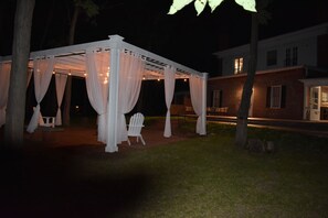20' x 20' striking pergola great for weddings, very romantic