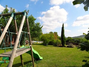 Jardin avec jeux pour enfants : balançoire, toboggan, cages de foot, molky...