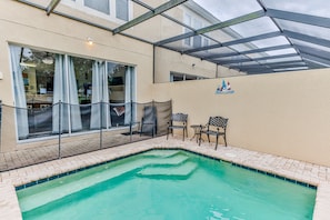 10' X 10' private splash pool.