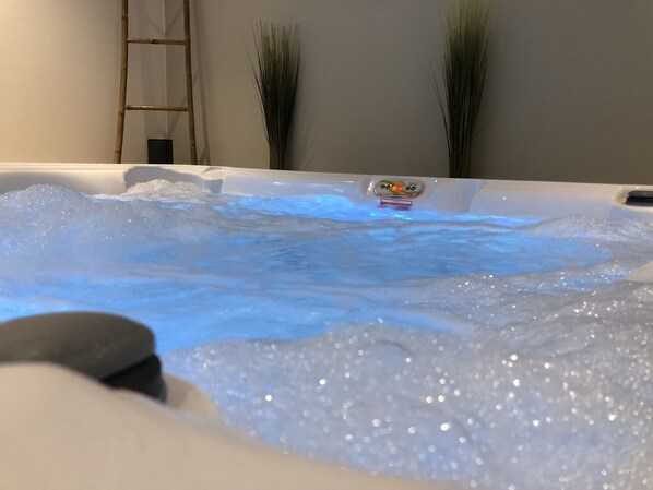 Indoor spa tub