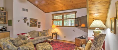 Berkeley Springs Vacation Rental | 1BR | 1BA | 700 Sq Ft | Stairs to Access
